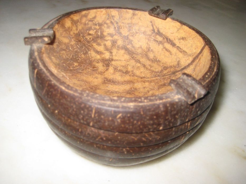 Cinzeiro de artesanato africano em coco, em estado NOVO