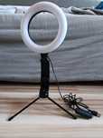 Lampa ring z uchwytem na telefon .