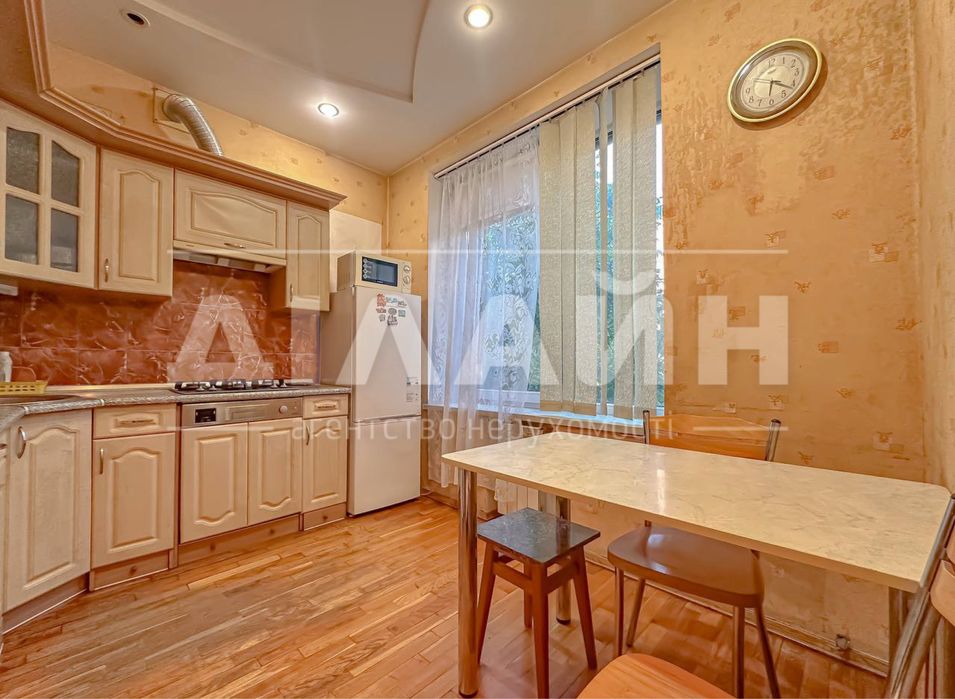 Краща локація! 2х кімн. Сталінка у Центрі міста!