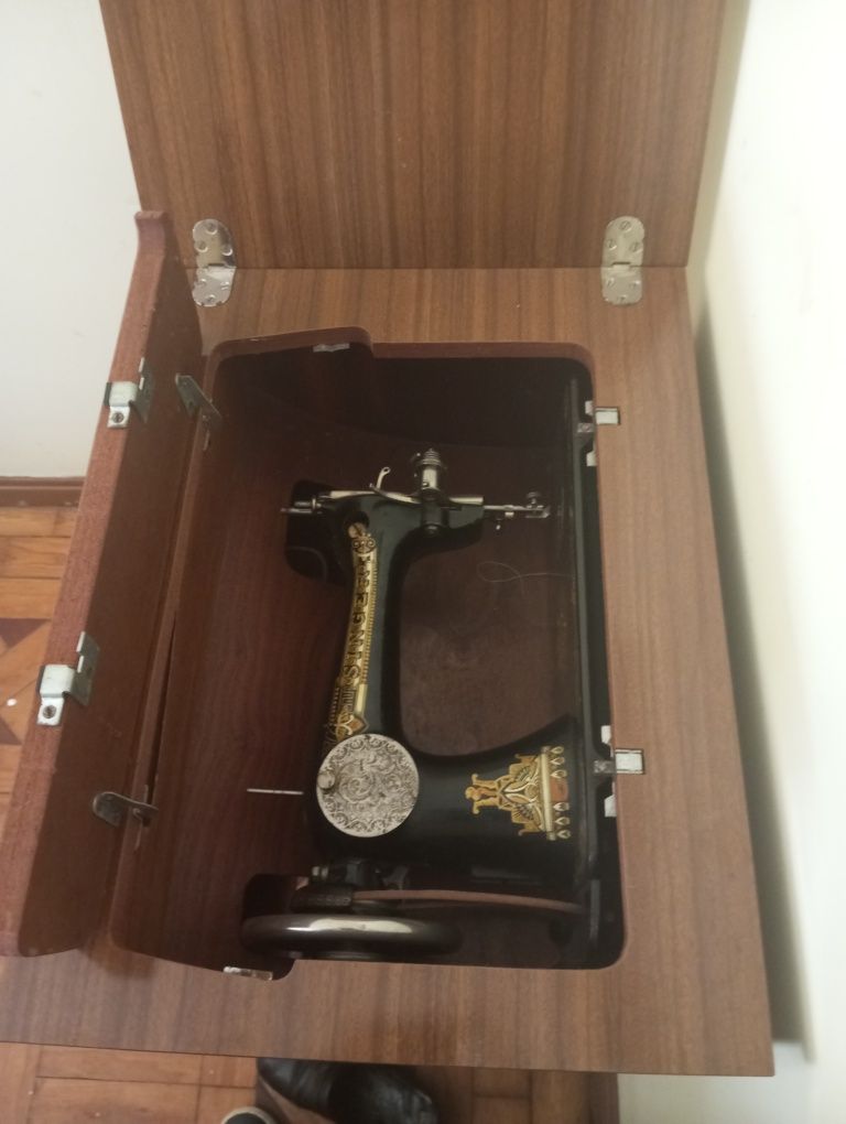 Máquina de costura Singer.
