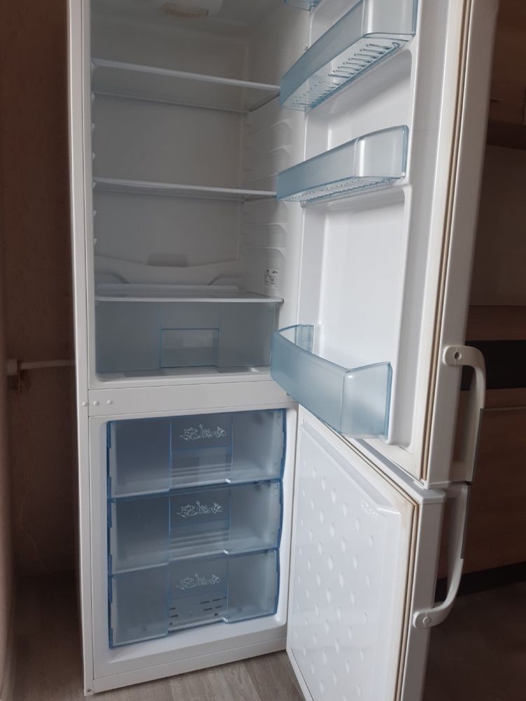 Холодильник 8000грн, пральна машина4000