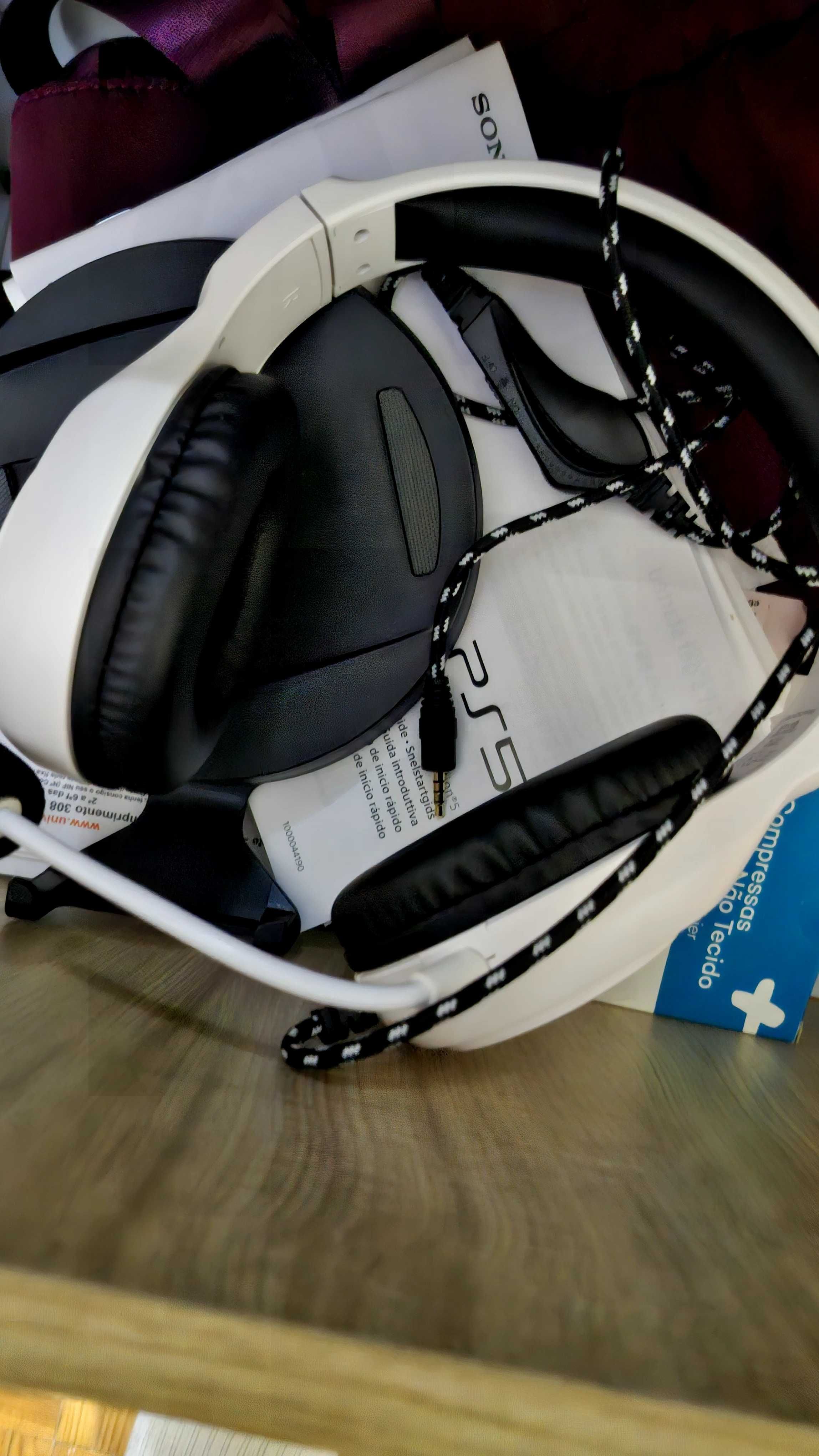 PS5 com comando headphones e resfriador.