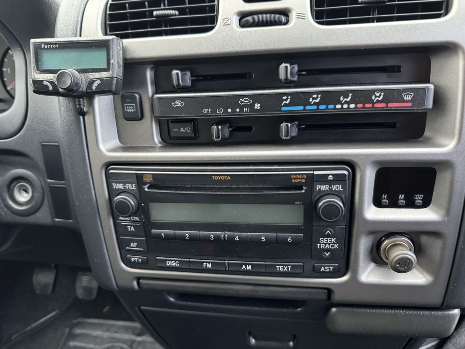 Toyota Hiace 2.5D - 4D 6 Lugares