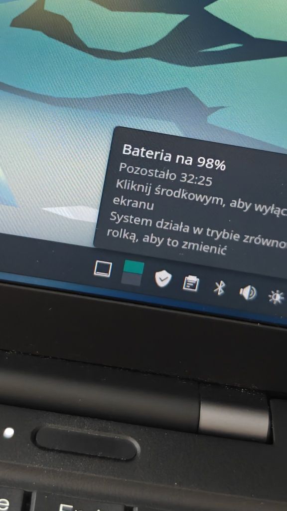 ThinkPad X1 Carbon Gen 9 Carbon + magnesium chassis. 16h na baterii