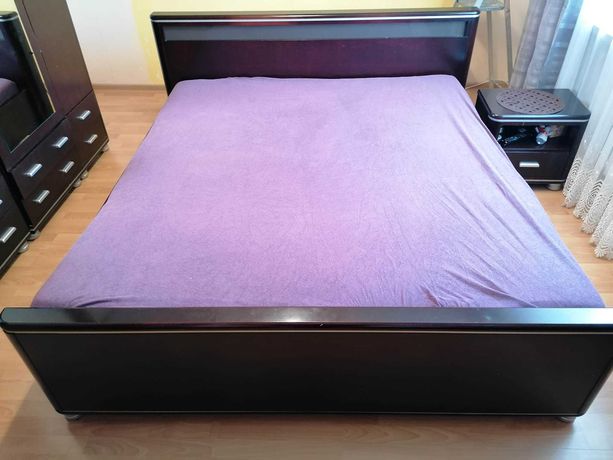 Łóżko do sypialni 200/220 cm z materacem i szafkami nocnymi