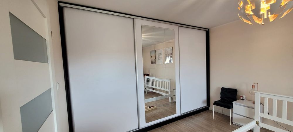 Sprzedam dużą szafę o wymiarach 3,70x 2,50 szer 50.