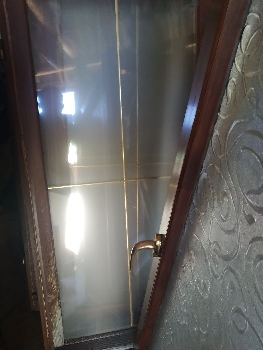 деревяні вікна зі скол у доброму стані
