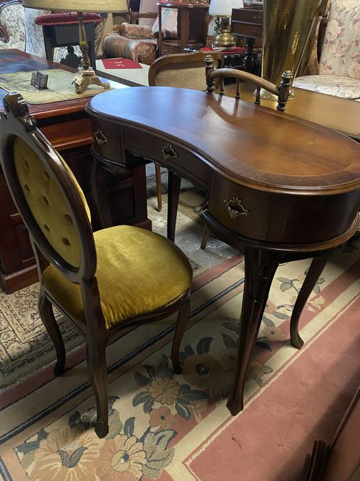 Duże biurko w stylu kolonialnym