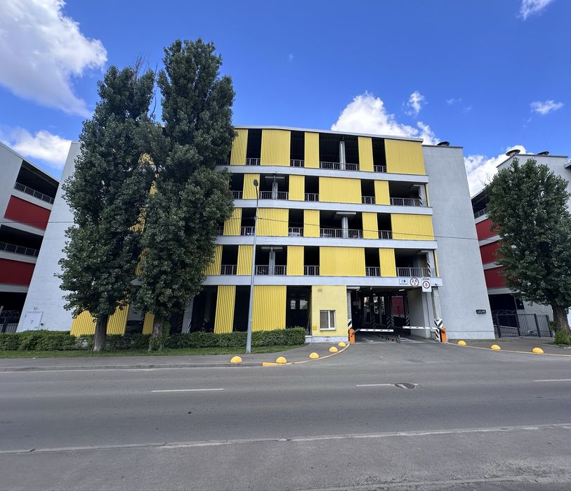 Паркомісце Комфорт Таун з електрозарядкою