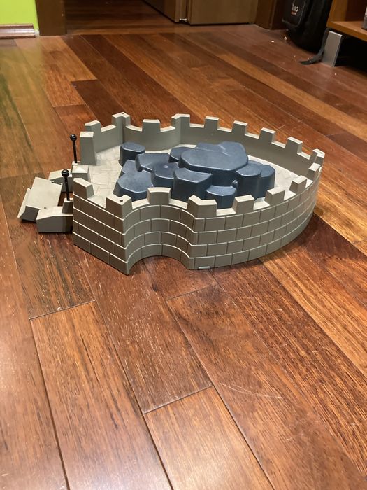 Zabawkowy zamek rycerski