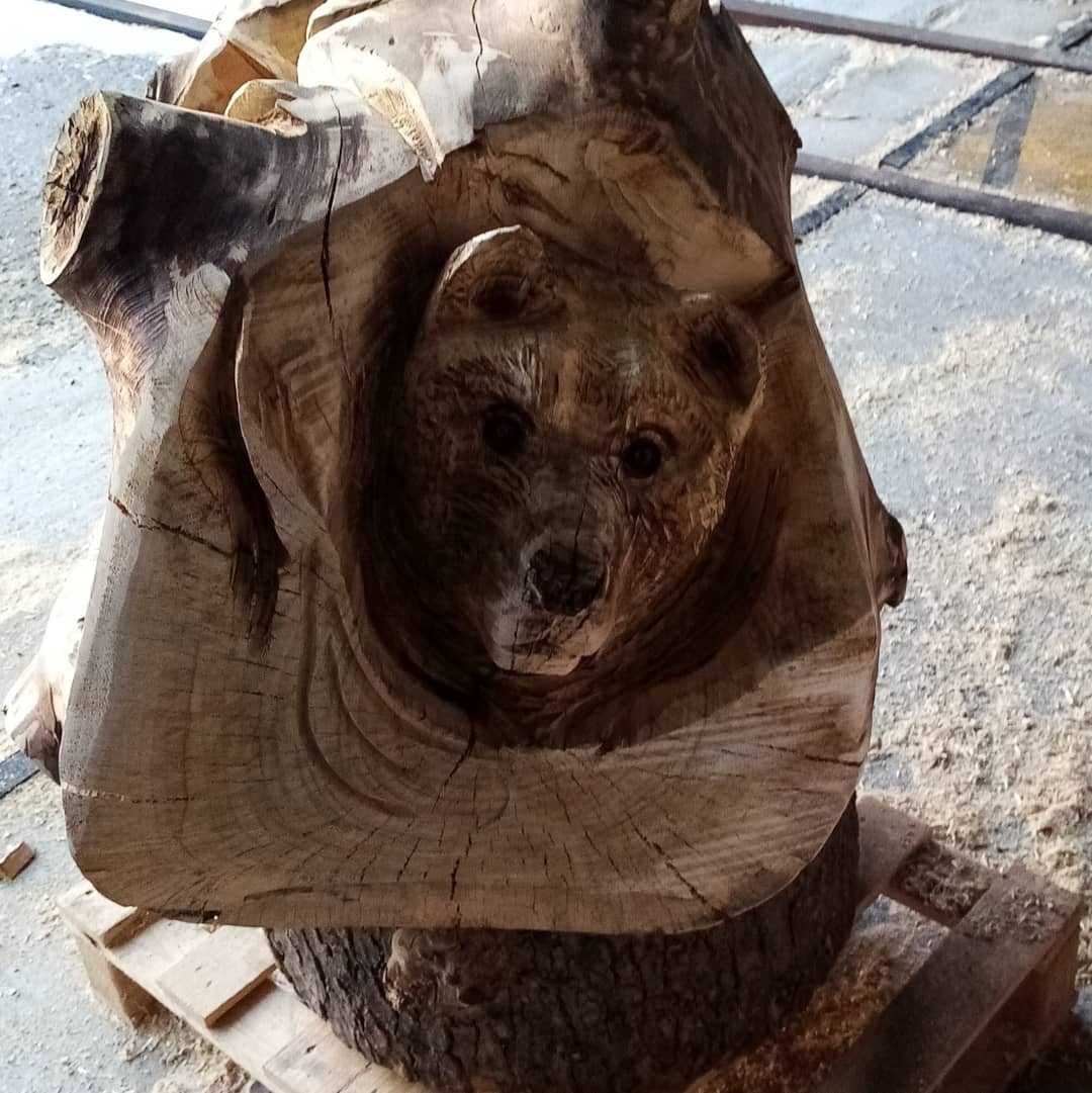 Rzeźba Orła w locie i na skale.