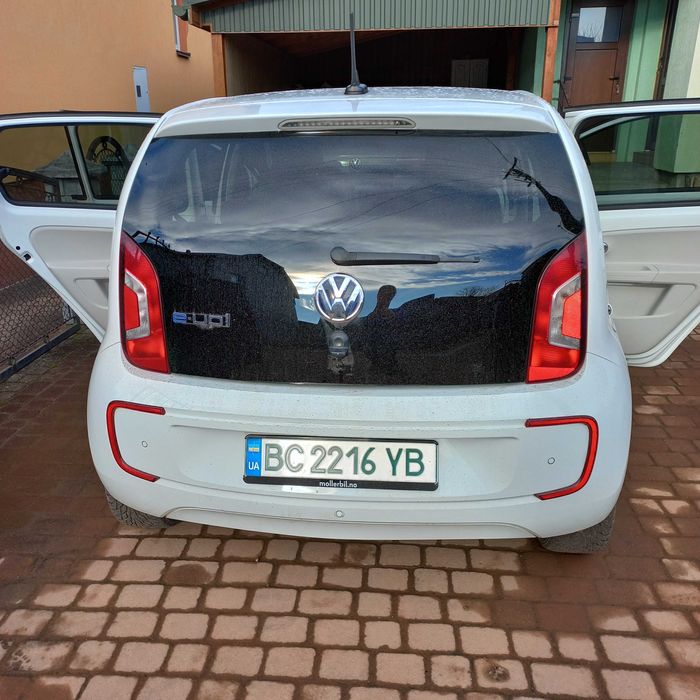 Автомобіль Woltsvagen e-up 2013р білий колі,в гарному стані