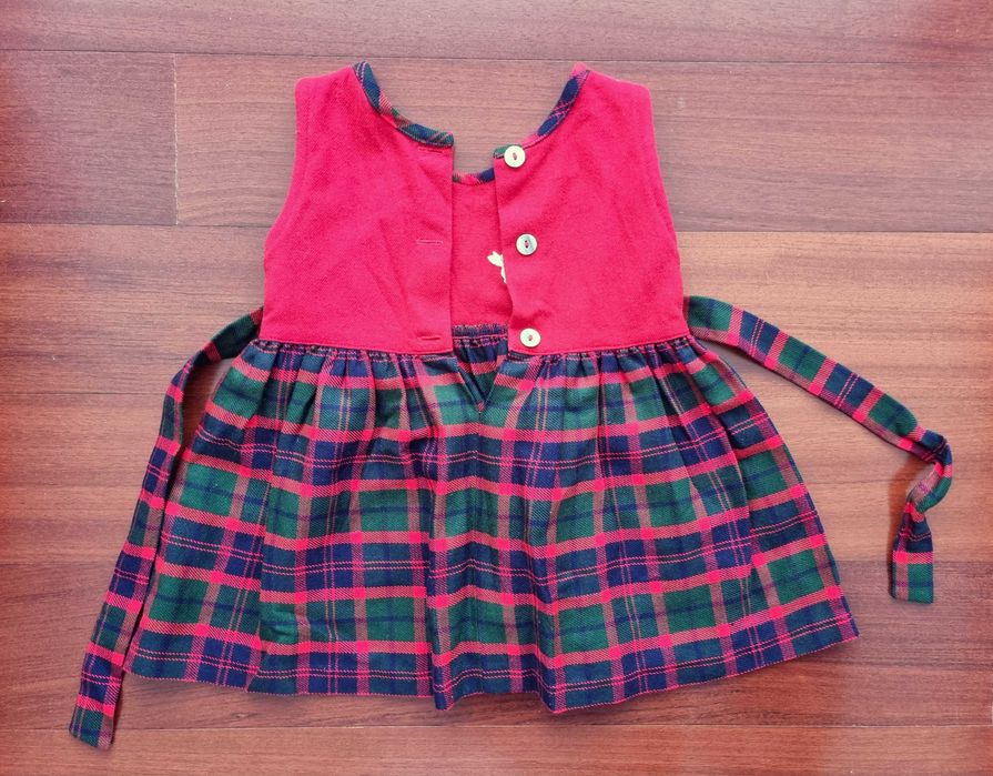 Vestido de inverno com padrão vermelho, azul escuro e verde, tam 24