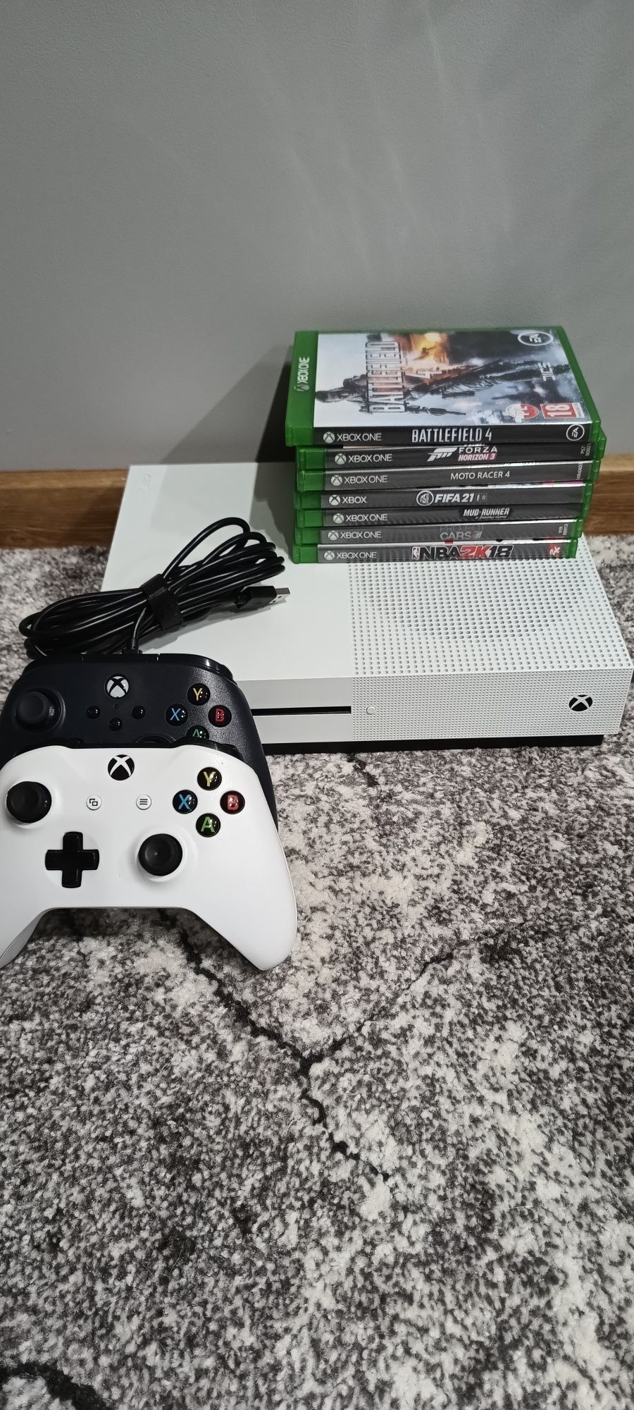 Xbox One S  500GB 2 Pady + gry