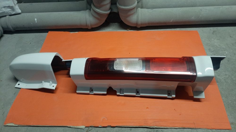 Trafic III vivaro B lampa prawa tył tylna