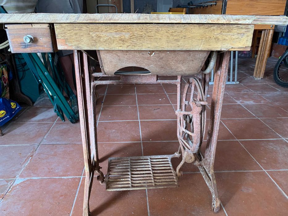 Vendo máquina de costura antiga com Pé em ferro fundido
