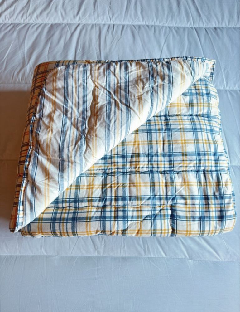 Edredon reversivel em tons de azul e amarelo torrado