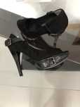 Sapatos salto alto Guess