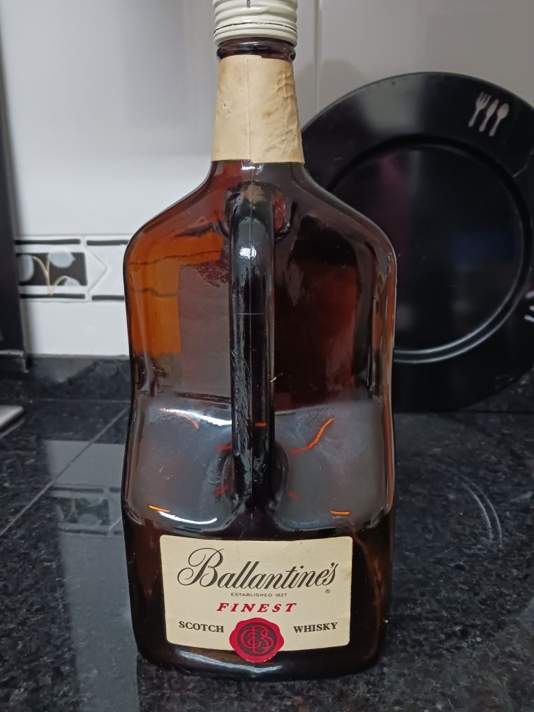 Garrafa vazia ballantines 2L - sec. XX