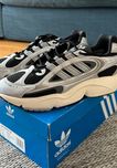 Czarno-szare sneakersy Adidas.
