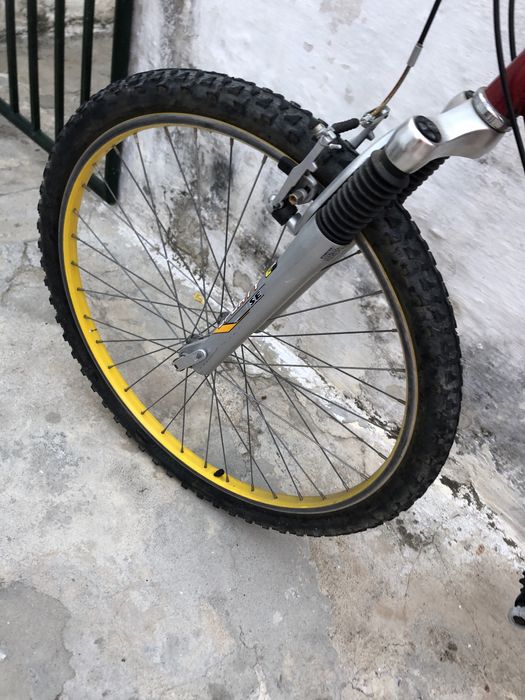 Bicicleta em bom estado – precisa de arranjo no pneu