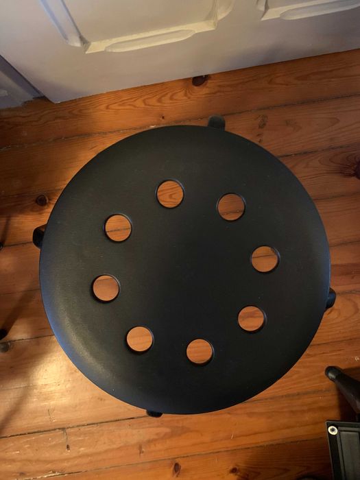 Cinco bancos pretos Ikea