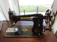 Máquina de costura antiga "Mundlos" com móvel