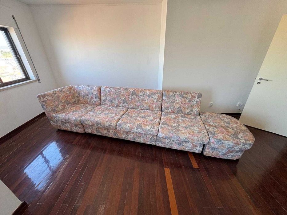 Sofá modular grande de 4 peças com cama embutida – bom estado