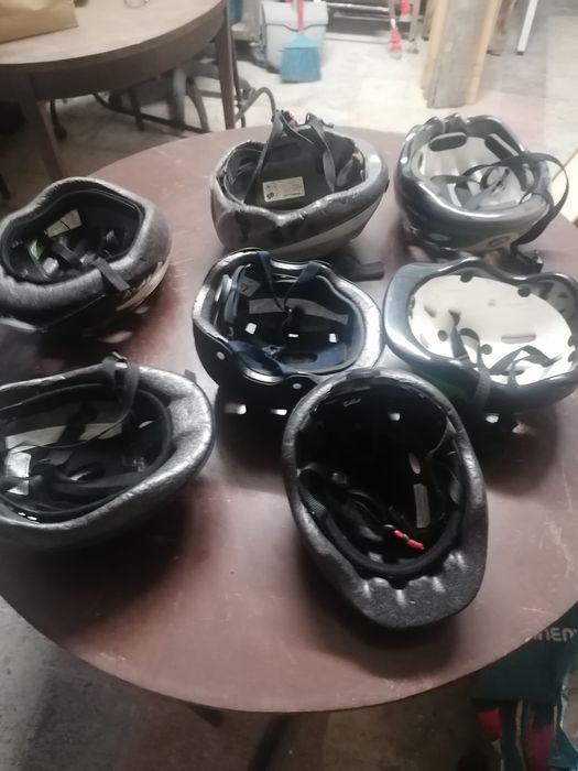 Vendo vários capacetes