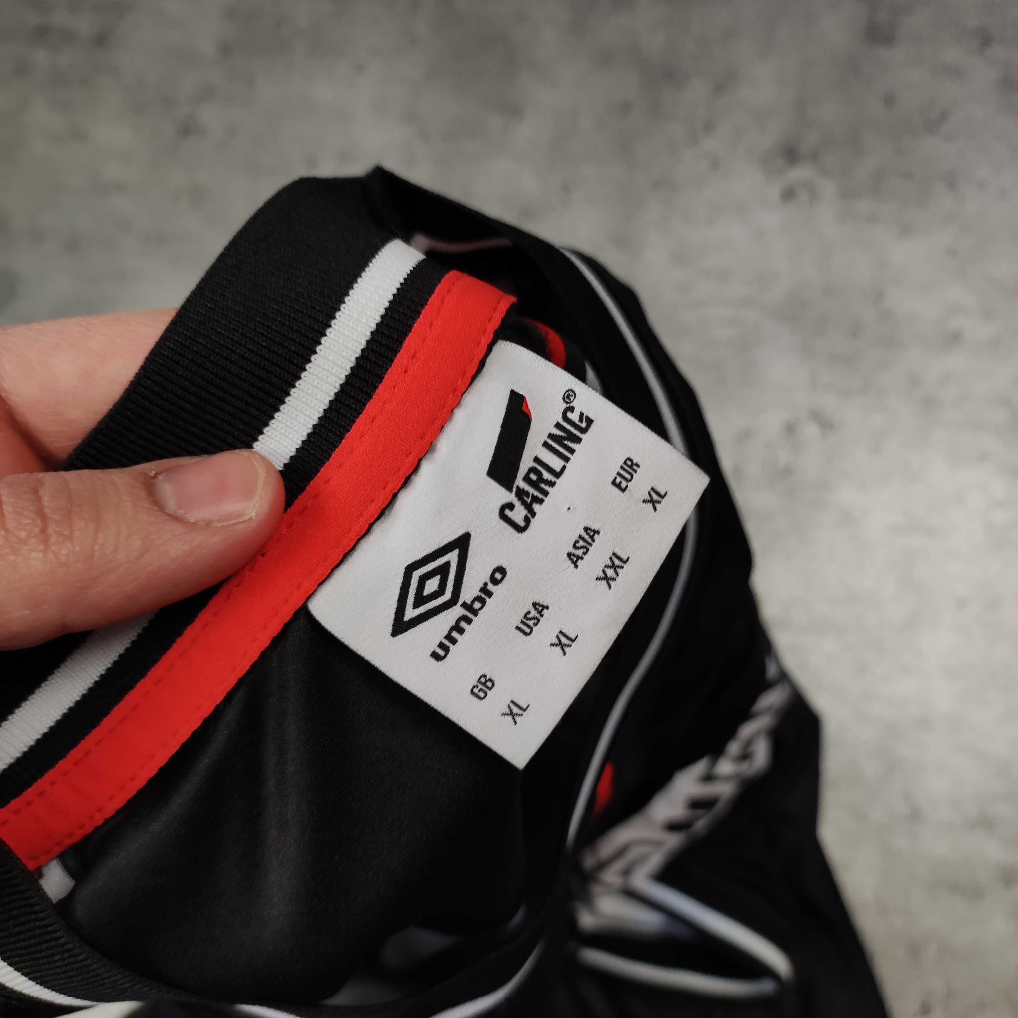 MĘSKA Koszulka Sportowa Duże Logo Czarna Wzorki Umbro Carling Śliska