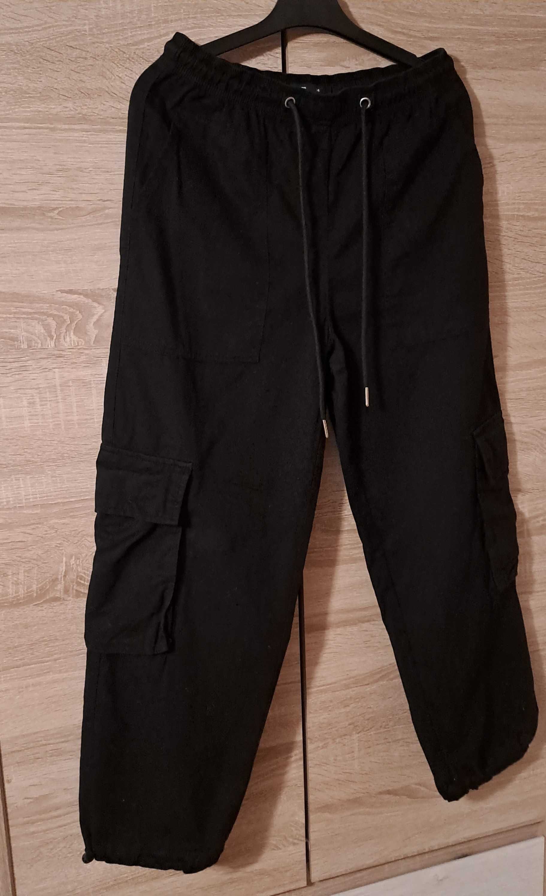 Spodnie cargo damskie czarne Cropp / rozmiar 34