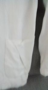 Żakiet biały na podszewce z ozdobnymi kieszeniami Reserved