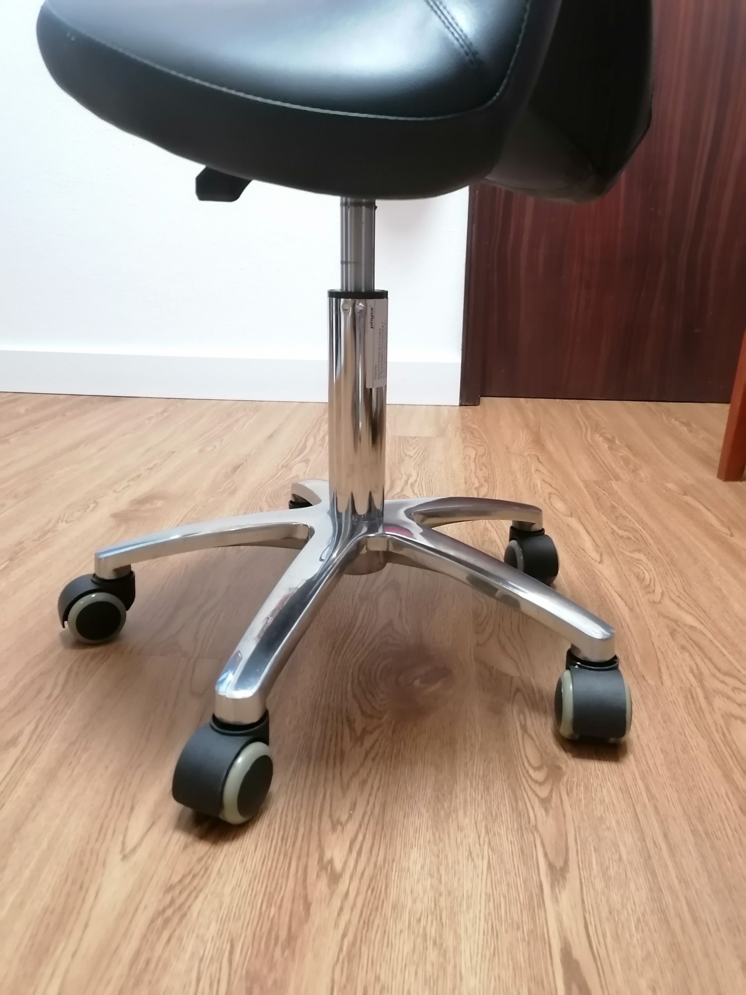 Banco tipo sela para trabalho