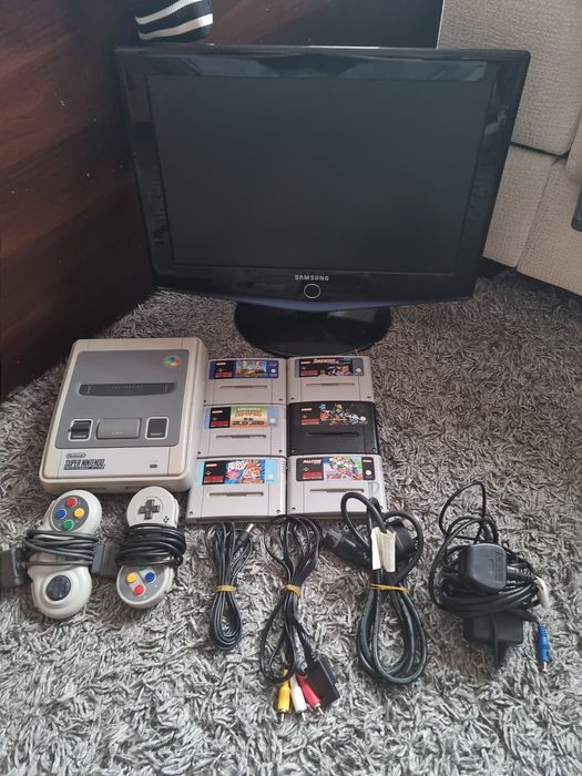 Super Nintendo, 2 pady, 6 gier, całe okablowanie i telewizor.