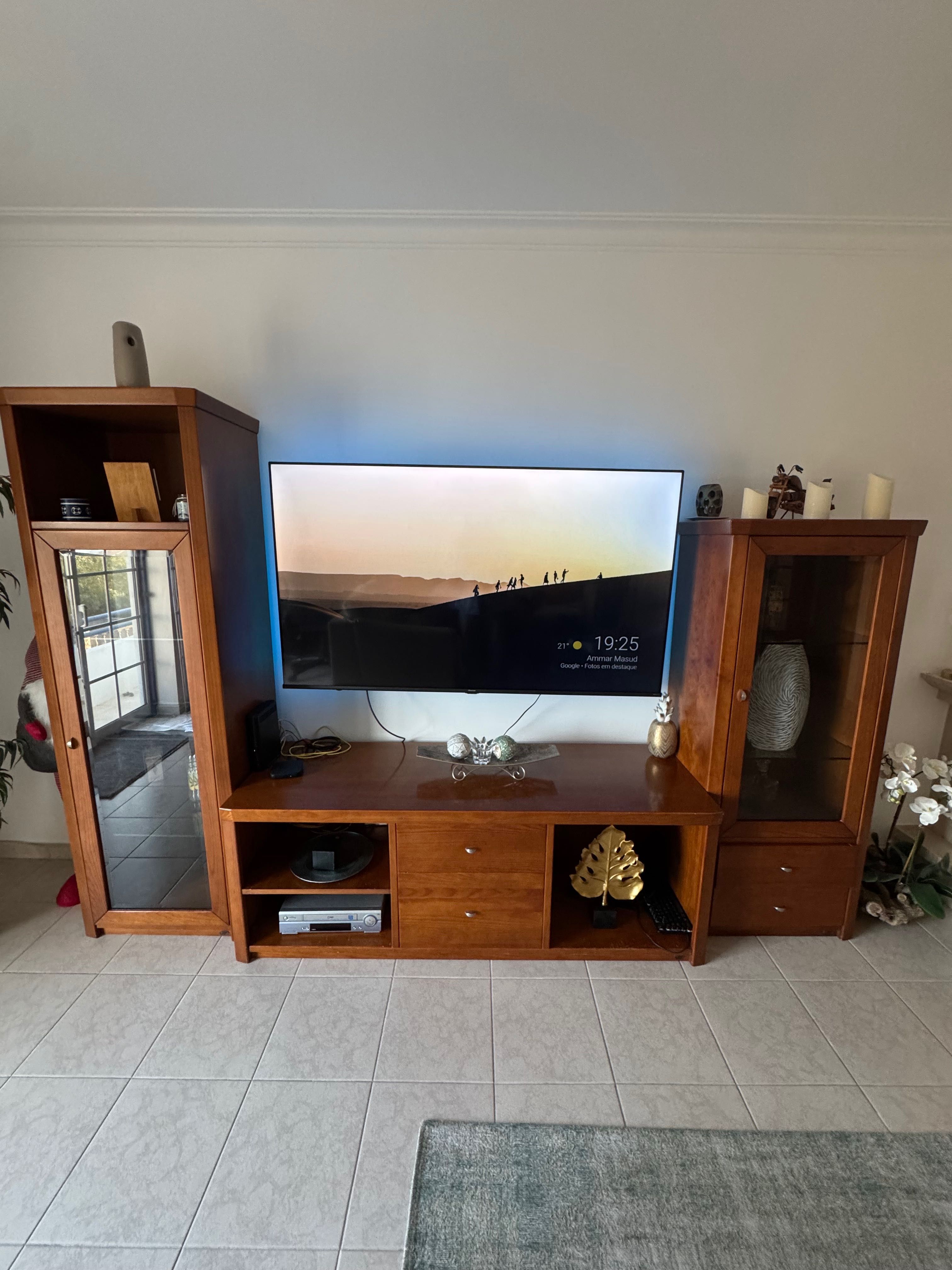 Vitrine com porta de vidro