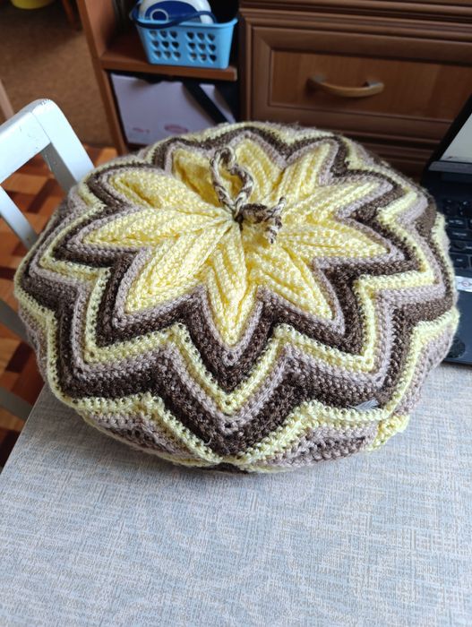 Ozdobna  dekoracyjna poduszka na łóżko - rękodzieło szydełkowe