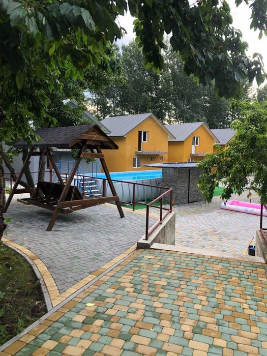 Відпочинок на Дністрі. Будинки і басейн на першій лінії.