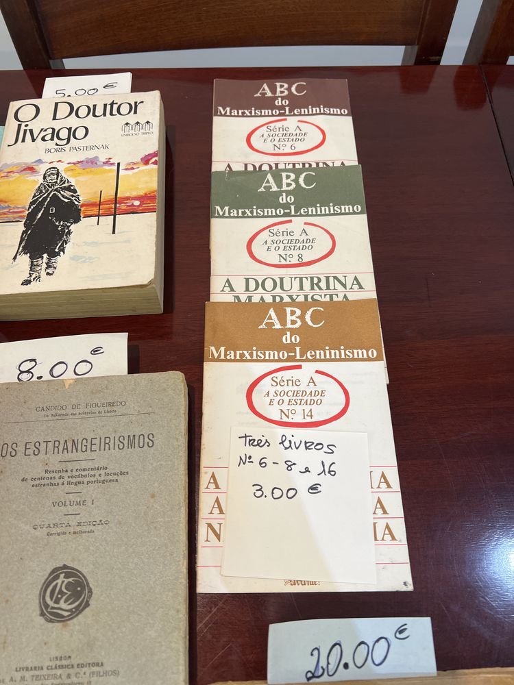 Varios livros cada um com seu preco