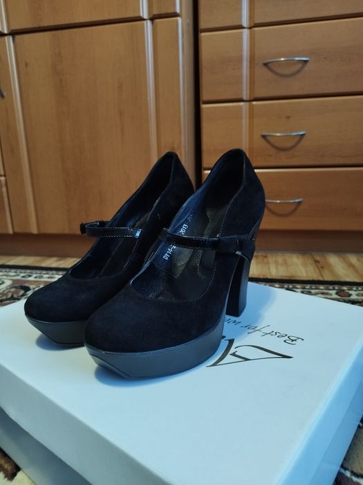 Продам туфлі на каблуку