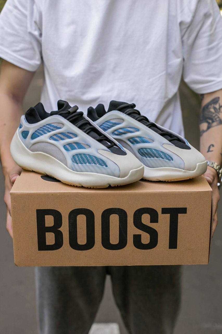 Чоловічі кросівки AdidasYeezy Boost 700 V3 білий з блакитним 881 ЗНИЖА