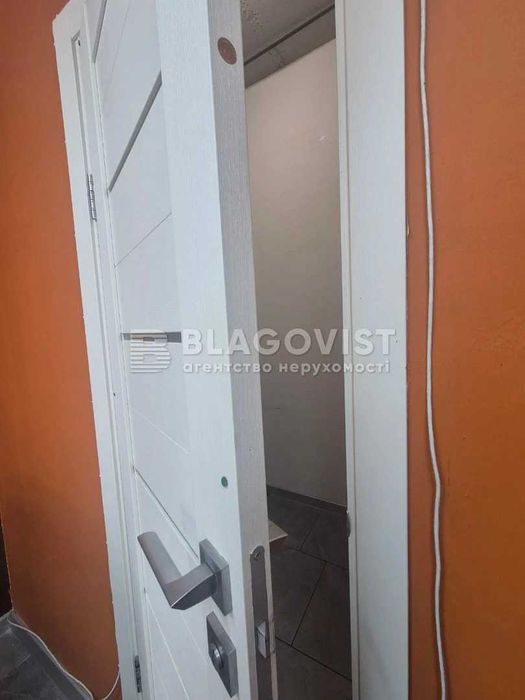 Оренда: фасадне торгове приміщення, магазин, 32 м.кв. ЖК Місто квітів