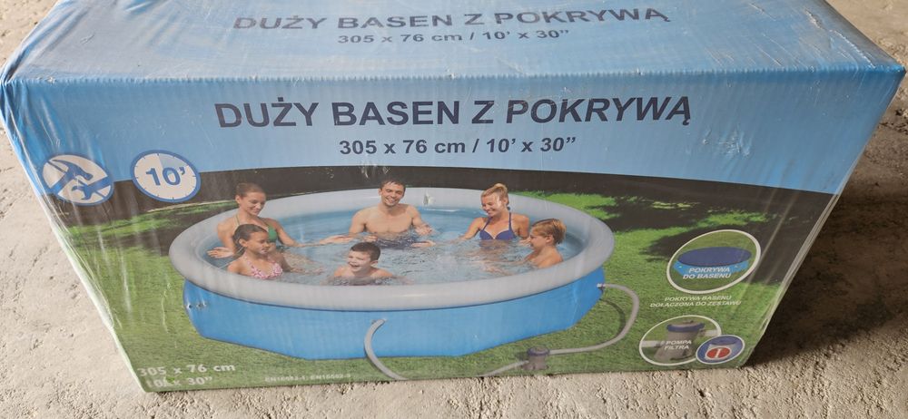 Duży  basen z pokrywą