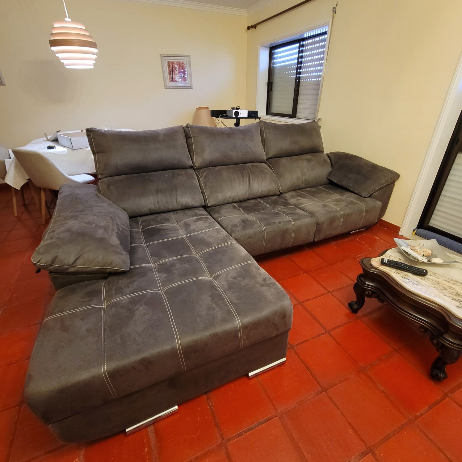 Sofá em L com Chaise, Reclinável e Encostos Ajustáveis – 290×180 cm