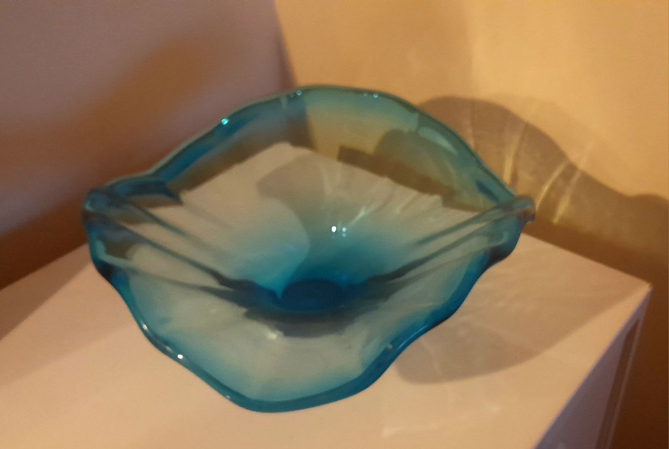 Fruteira antiga de vidro azul