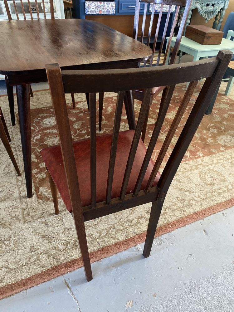 Conjunto de mesa e 5 cadeiras