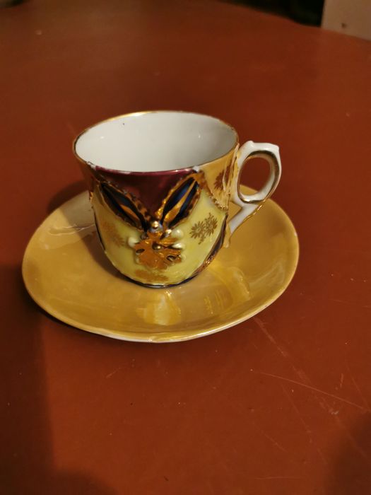 Chavena antiga e pires