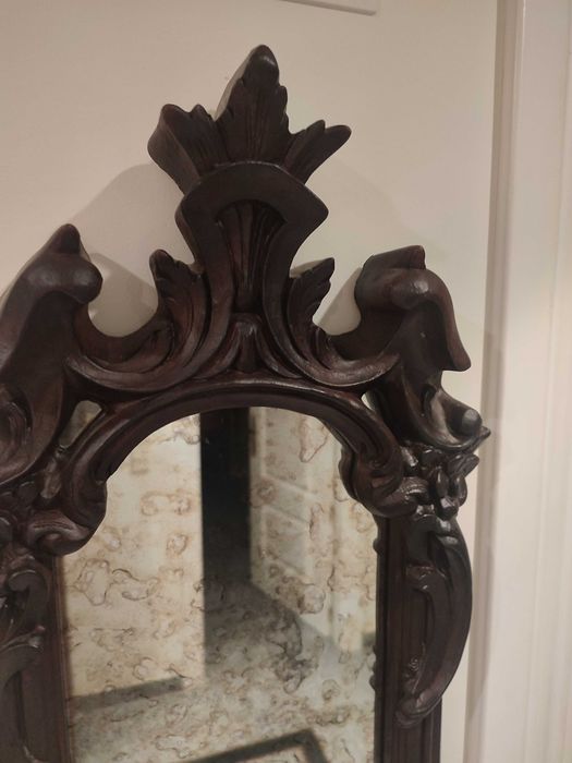 Espelho envelhecido em moldura castanha