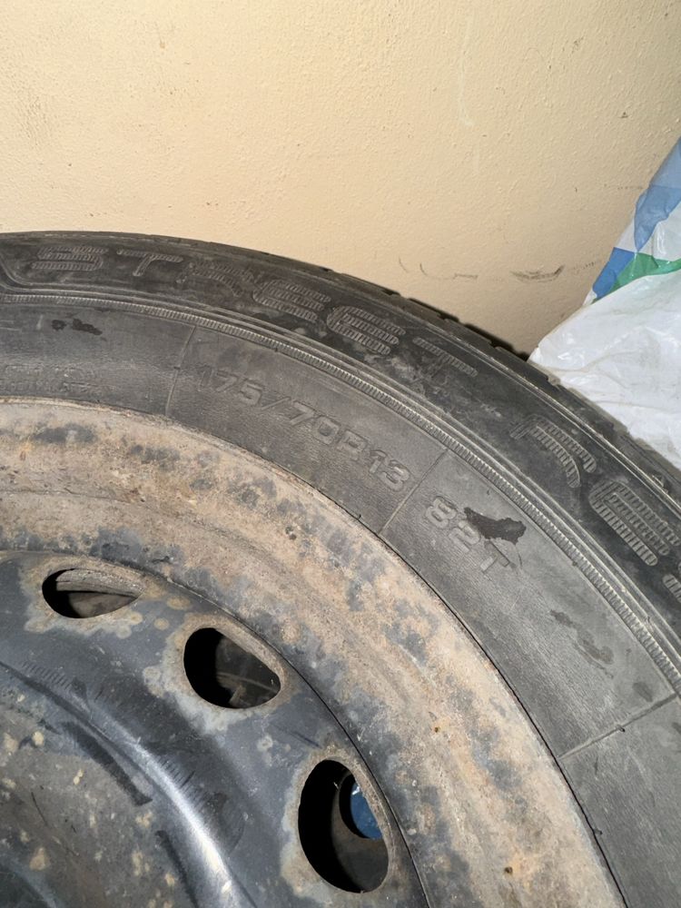 2 колеса з дисками Dunlop 175/70 R13