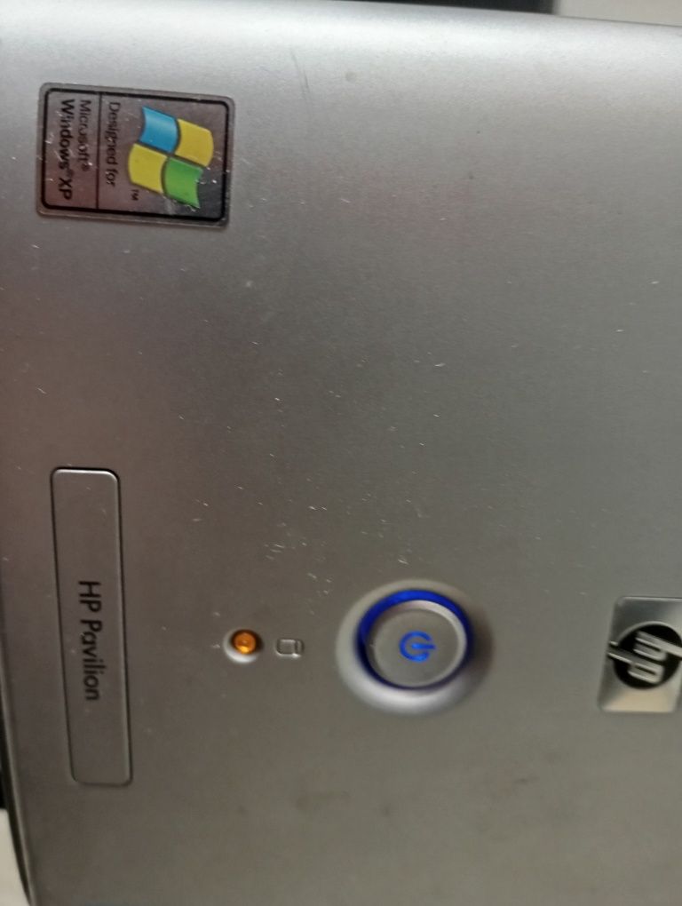 PC HP Pavilion com teclado e rato