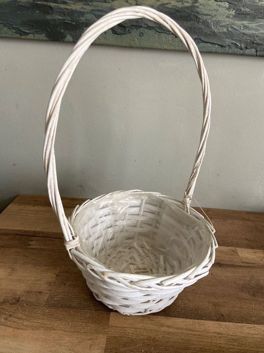 Cesta de vime branca
